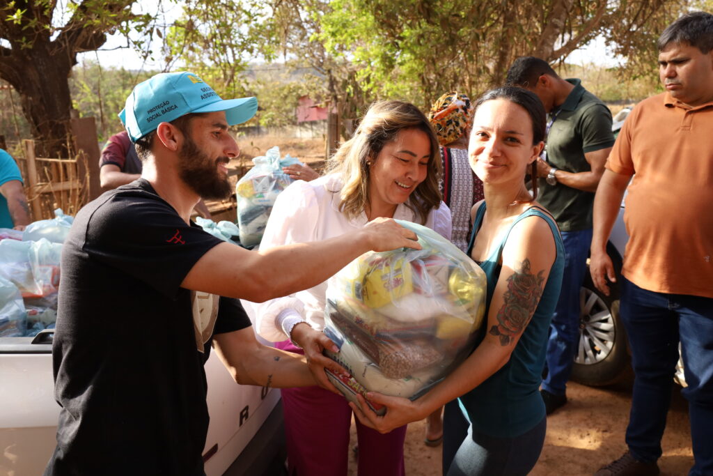 Imagem Ilustrando a Notícia: Assistência Social de Aparecida entrega cestas básicas a famílias do Assentamento Buenos Aires