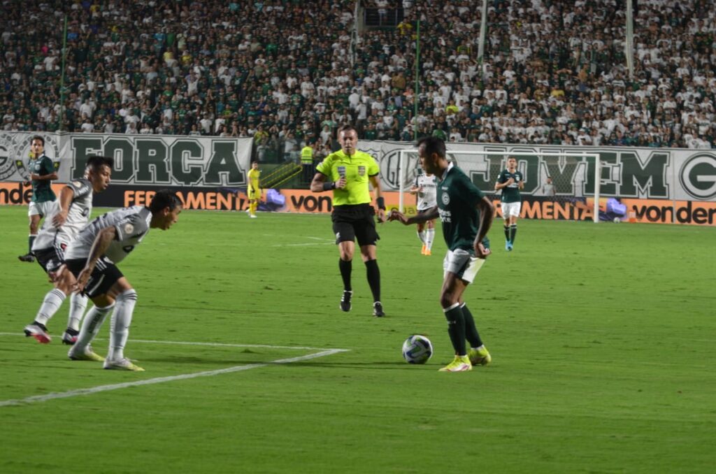 Imagem Ilustrando a Notícia: Em jogo movimentado, Goiás e Atlético-MG empatam sem gols
