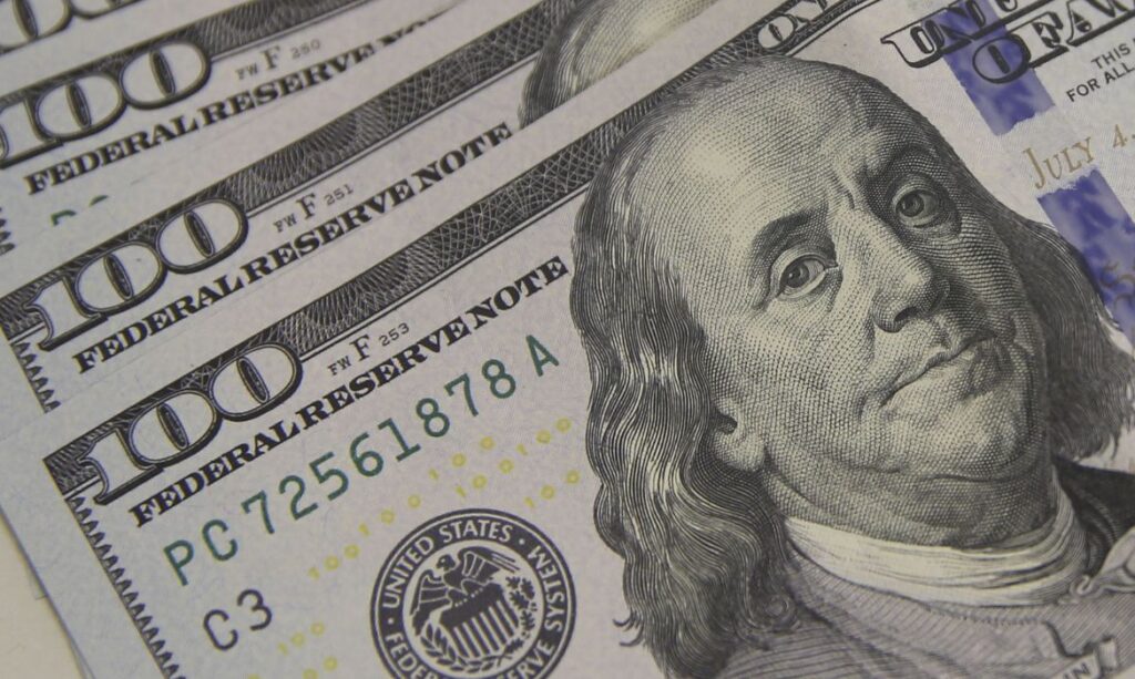 Imagem Ilustrando a Notícia: Dólar tem forte alta e fecha a R$ 4,93 com dados dos Estados Unidos