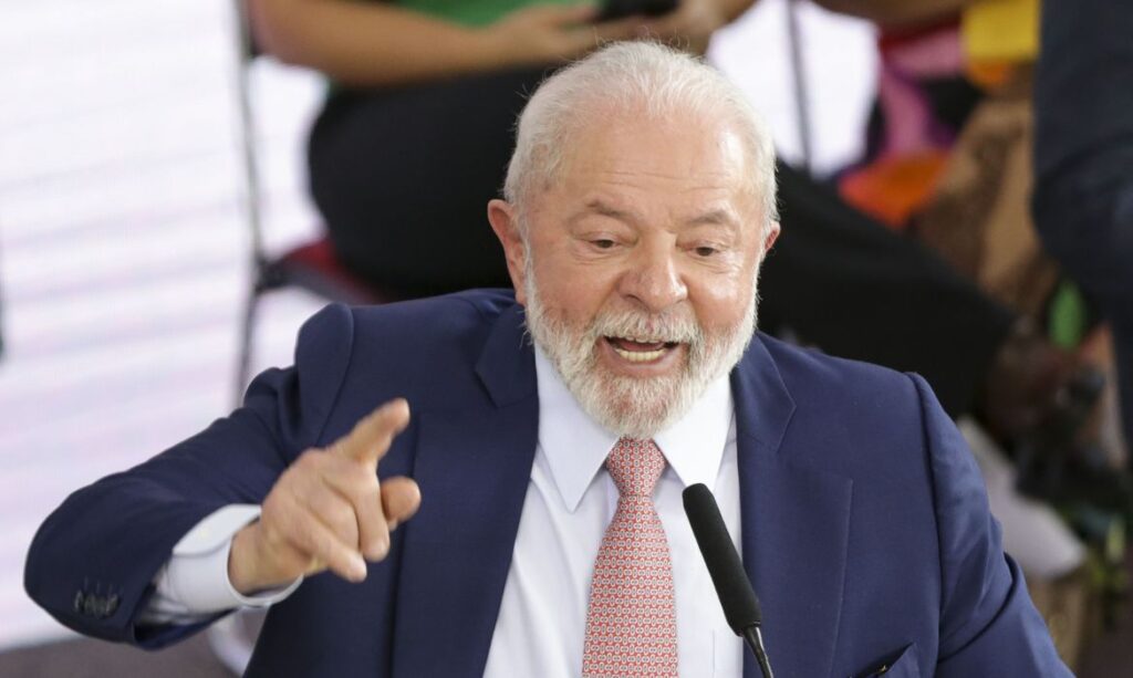 Imagem Ilustrando a Notícia: Lula passa por infiltração para amenizar dores no quadril