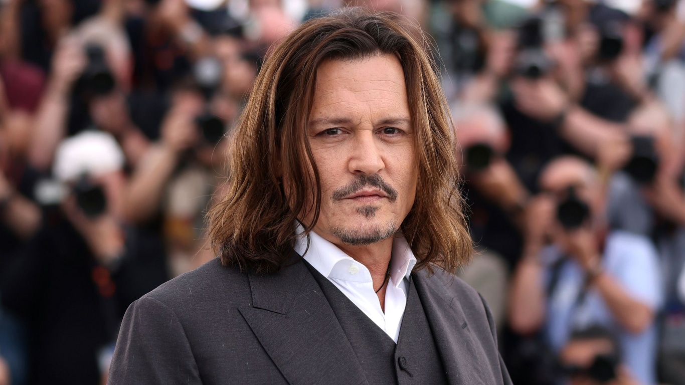 Johnny Depp foi encontrado desacordado em quarto de hotel, diz jornal da  Hungria - Estadão