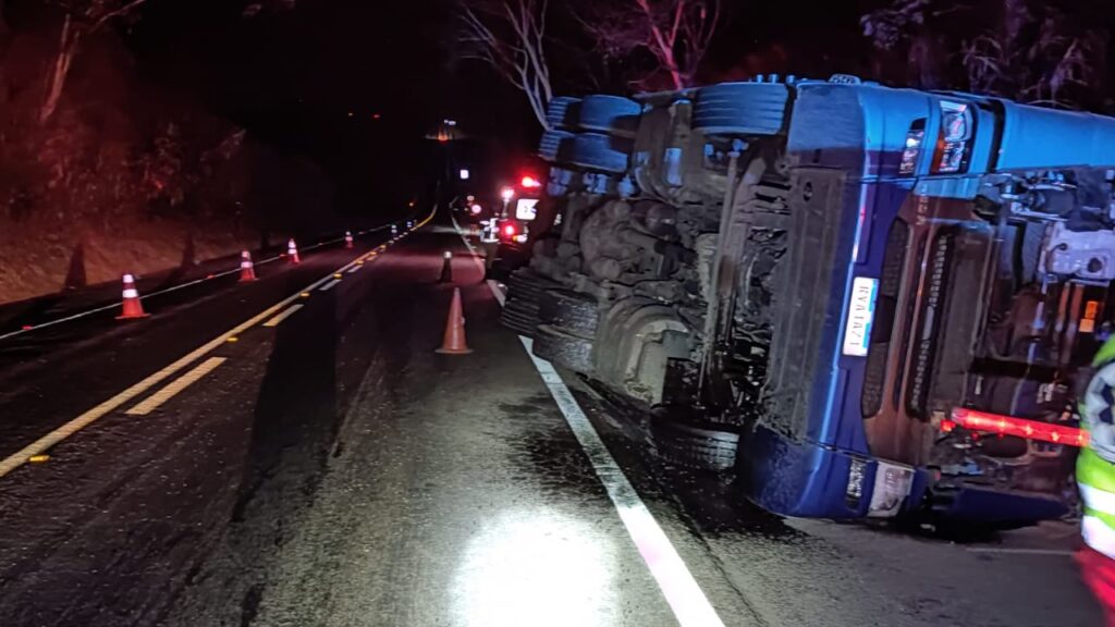 Imagem Ilustrando a Notícia: Dois caminhões tombam e deixam mortos em rodovias goianas nas últimas 24 horas