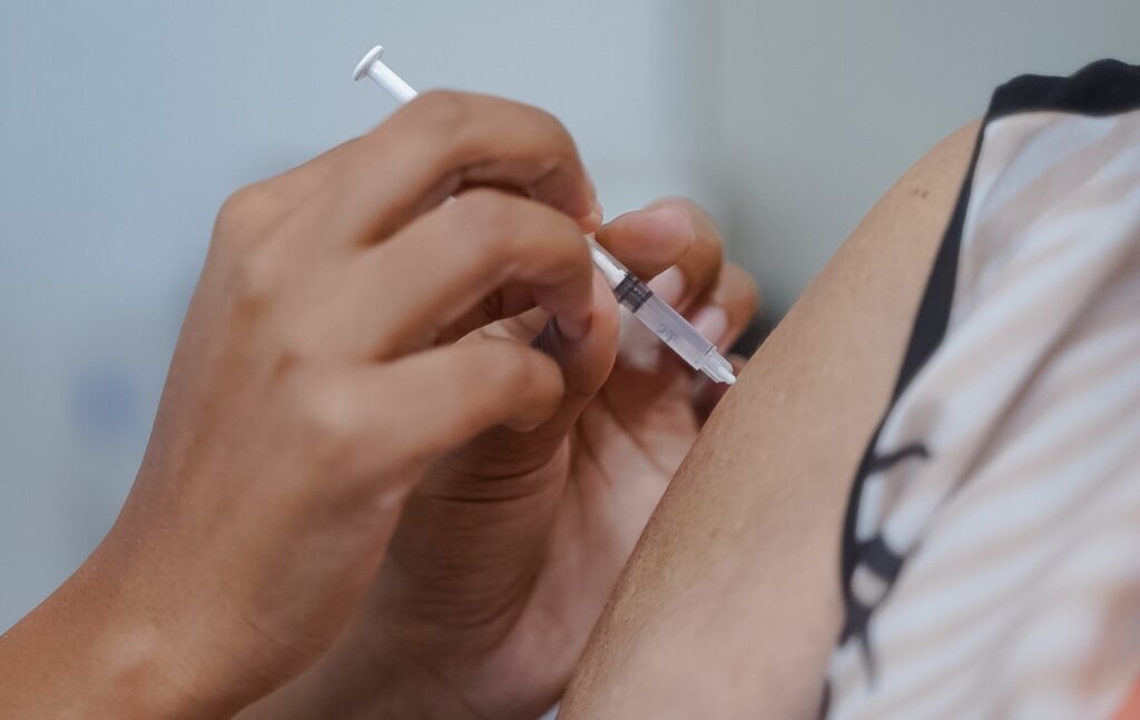 Imagem Ilustrando a Notícia: Governo de Goiás convoca população a tomar a vacina bivalente contra Covid-19