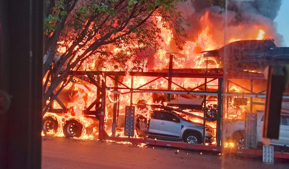 Imagem Ilustrando a Notícia: Vídeo: Caminhão cegonha carregado de veículos pega fogo em frente a concessionária na Avenida Rio Verde
