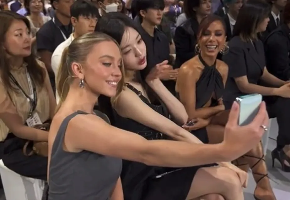 Imagem Ilustrando a Notícia: Sydney Sweeney, atriz de ‘Euphoria’, ignora Anitta em selfie no evento da Samsung; vídeo do momento repercute na web e vira alvo de piadas