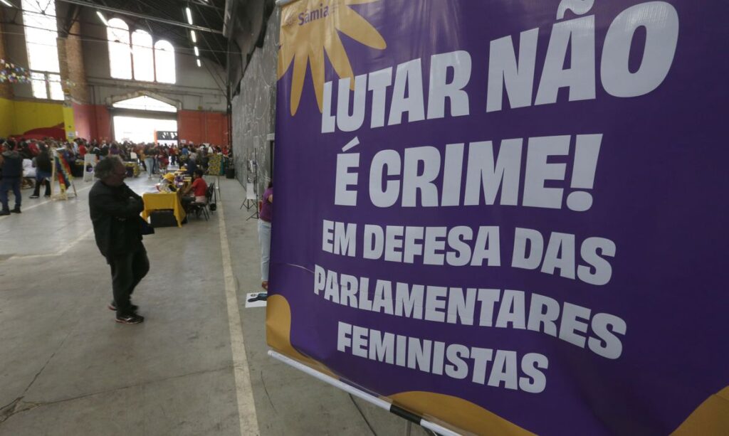 Imagem Ilustrando a Notícia: Movimentos fazem ato em defesa do MST e de parlamentares feministas