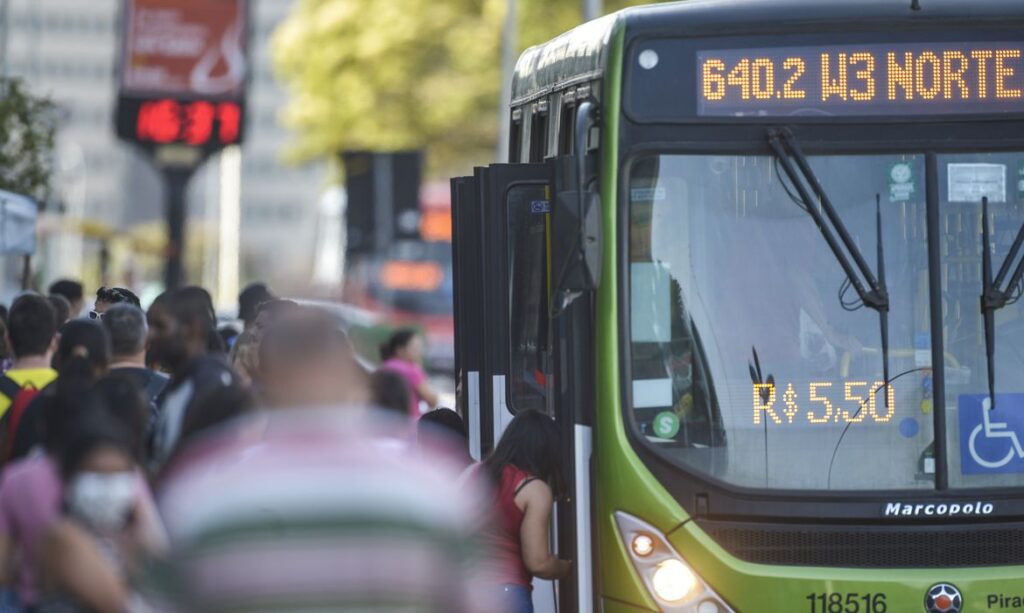Imagem Ilustrando a Notícia: INSS estuda aceitar uso de transporte público como prova de vida