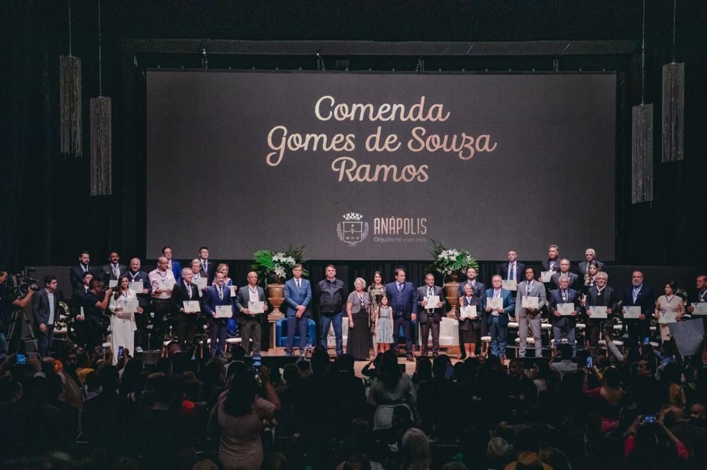 Imagem Ilustrando a Notícia: Anápolis entrega maior honraria da cidade para Bolsonaro