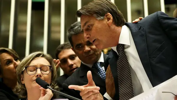 Imagem Ilustrando a Notícia: Justiça arquiva ação em que Jair Bolsonaro era réu por injúria contra Maria do Rosário: entenda motivo