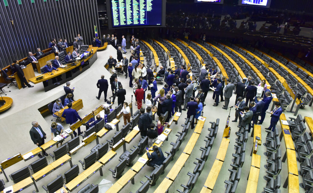 Imagem Ilustrando a Notícia: Câmara aprova texto-base de PL que restabelece voto de qualidade no Carf