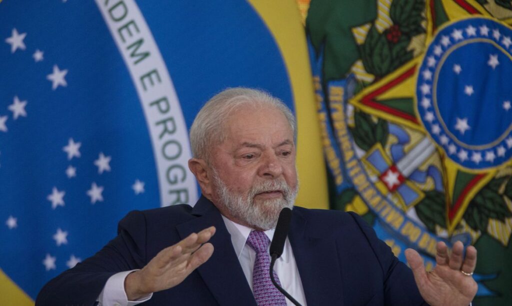 Imagem Ilustrando a Notícia: Lula sanciona lei de igualdade salarial entre homens e mulheres