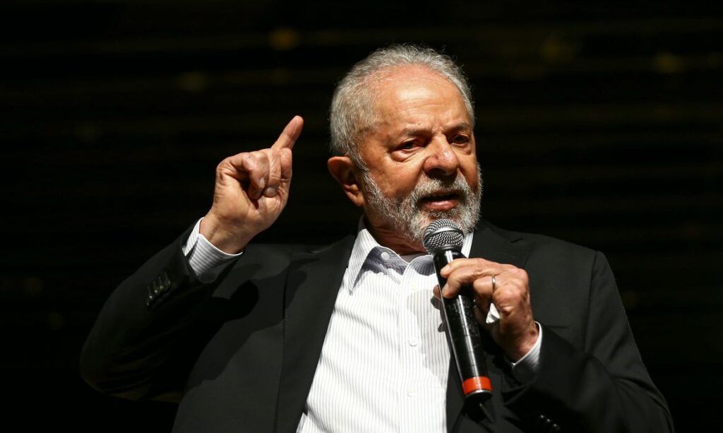 Imagem Ilustrando a Notícia: AGU pede punição a juiz que afirmou que Lula relativizou furto de celulares no país