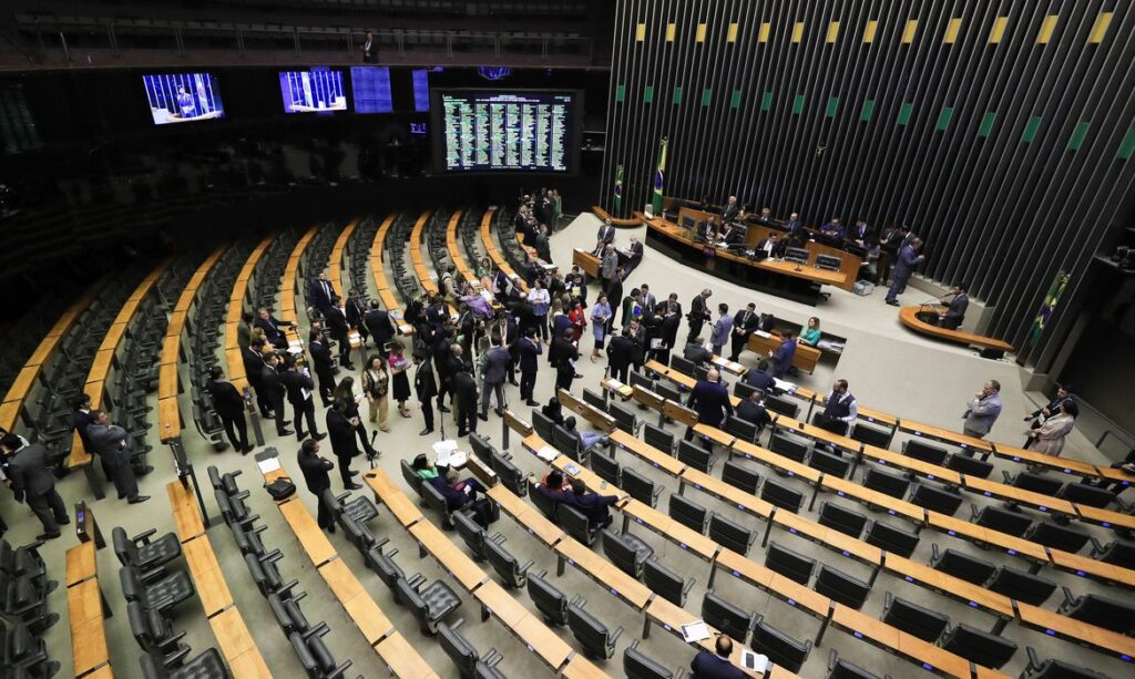 Imagem Ilustrando a Notícia: Congresso aprova fim da perda de cidadania brasileira em caso de 2ª nacionalidade