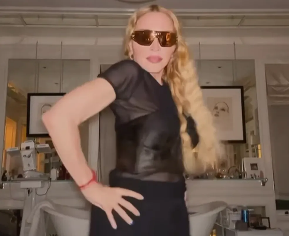 Imagem Ilustrando a Notícia: Madonna publica vídeo dançando e comemorando recuperação após internação na UTI