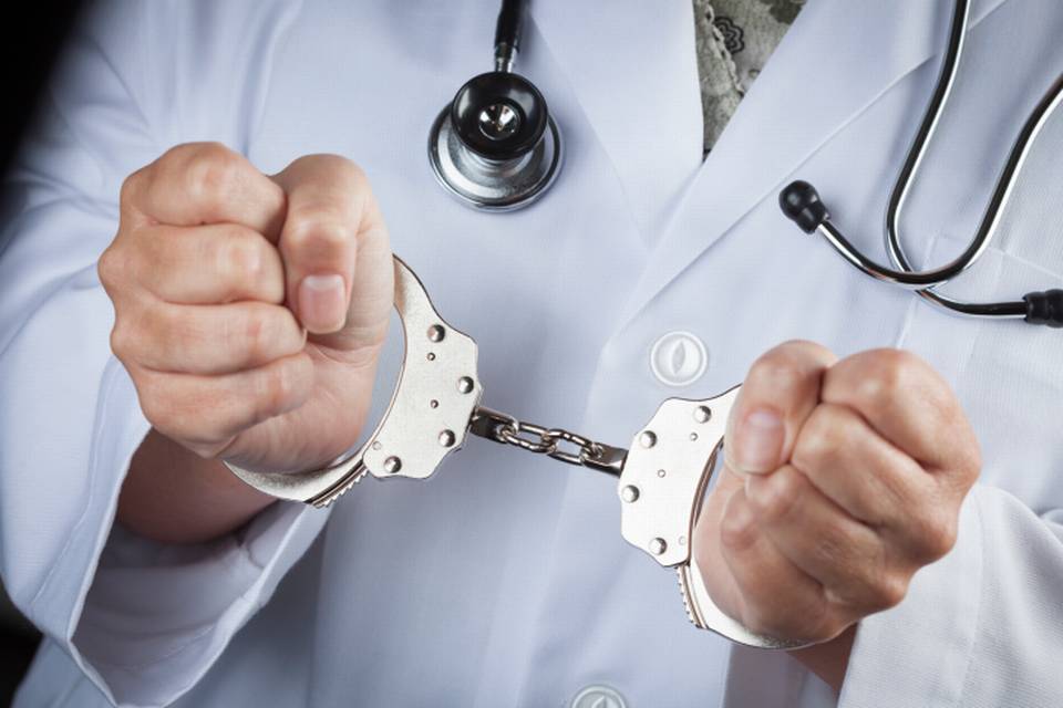 Imagem Ilustrando a Notícia: Ginecologista é preso suspeito de abuso sexual contra paciente, em Goiânia