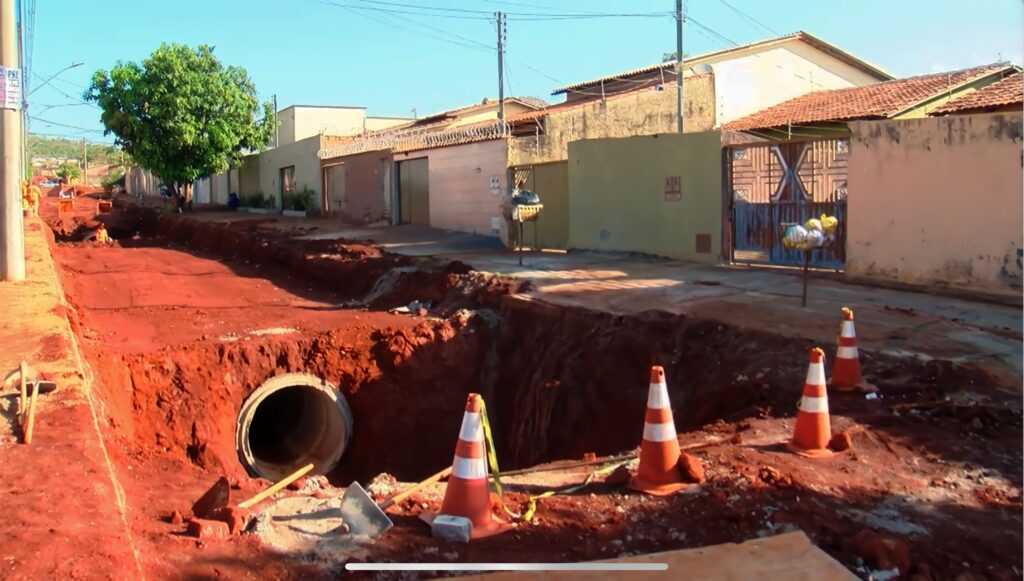 Imagem Ilustrando a Notícia: Obra de drenagem deixa moradores do Santos Dumont ilhados