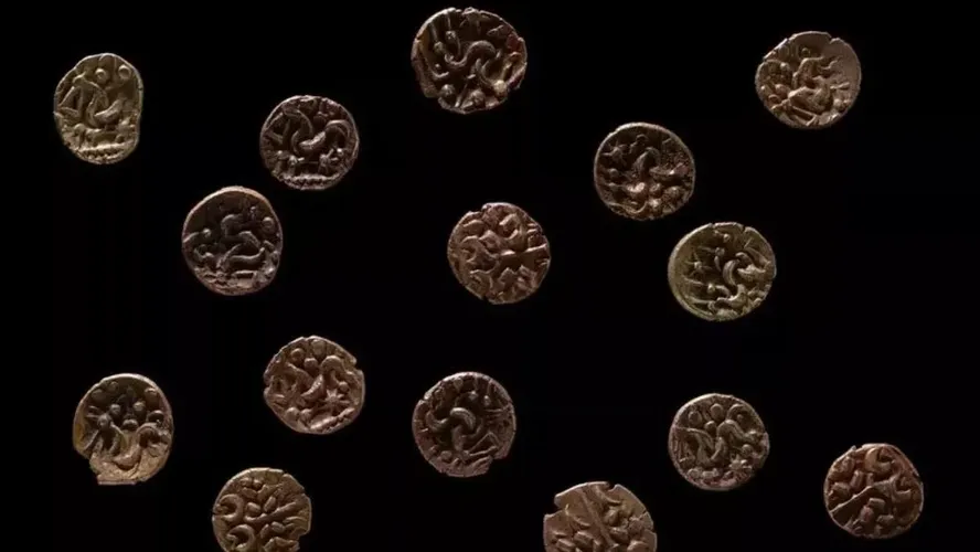 Imagem Ilustrando a Notícia: Tesouro de 2 mil anos é descoberto por detectores de metal no Reino Unido