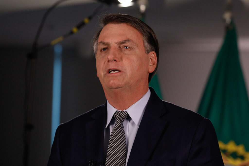Imagem Ilustrando a Notícia: Internado, Bolsonaro fez exames para uma possível correção de hérnia e aderência intestinal