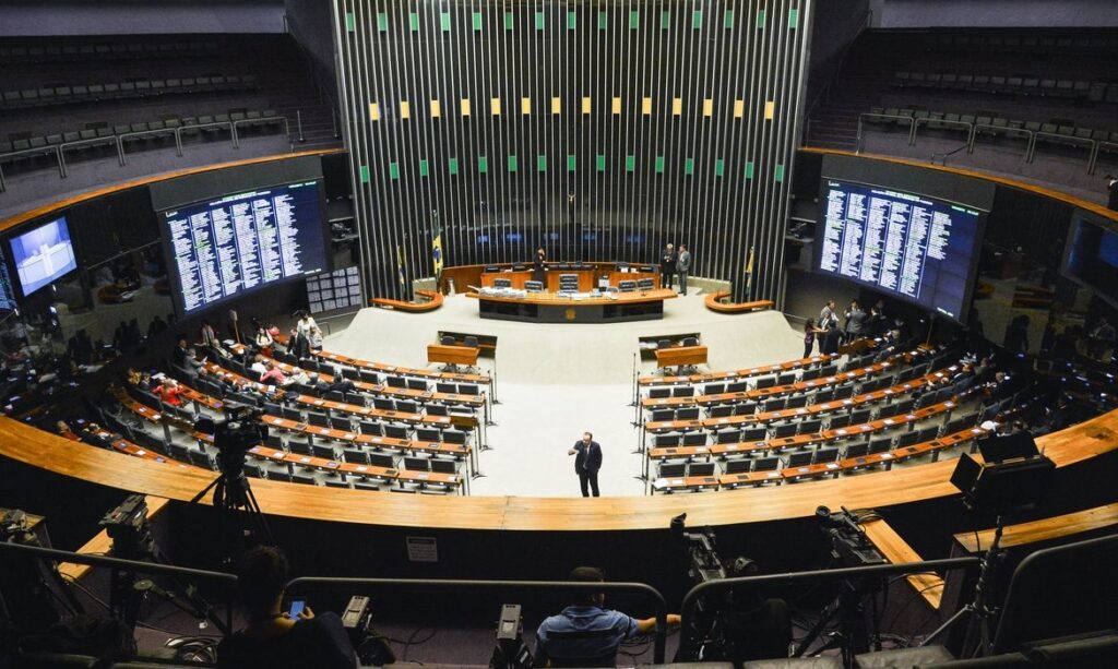Imagem Ilustrando a Notícia: Na contramão de Caiado, deputados defendem reforma tributária