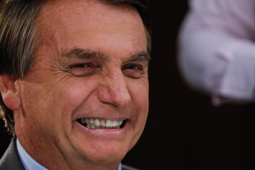 Imagem Ilustrando a Notícia: Em Goiânia, Bolsonaro brinca sobre casos das joias