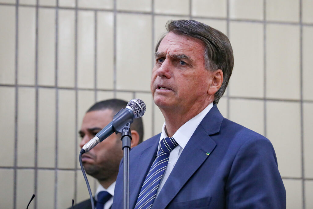 Imagem Ilustrando a Notícia: Defesa de Bolsonaro entrega extratos bancários ao STF