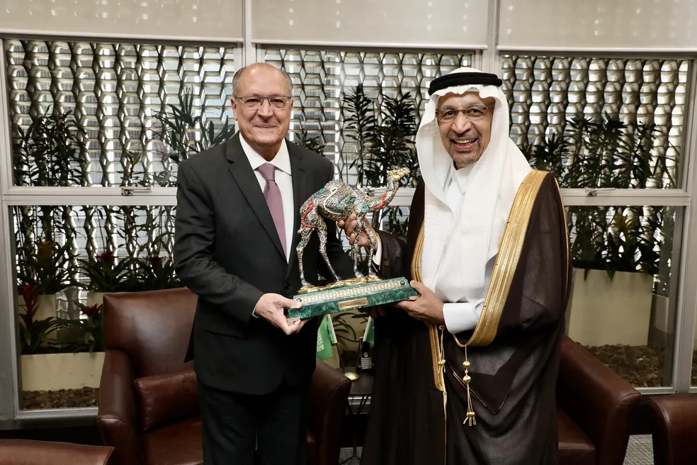 Imagem Ilustrando a Notícia: Alckmin devolve estátua de camelo que ganhou do governo da Arábia Saudita: entenda motivo