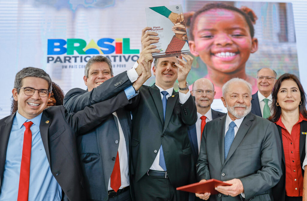 Imagem Ilustrando a Notícia: Lula: “Erraremos menos na gestão do país ouvindo o que o povo pensa”
