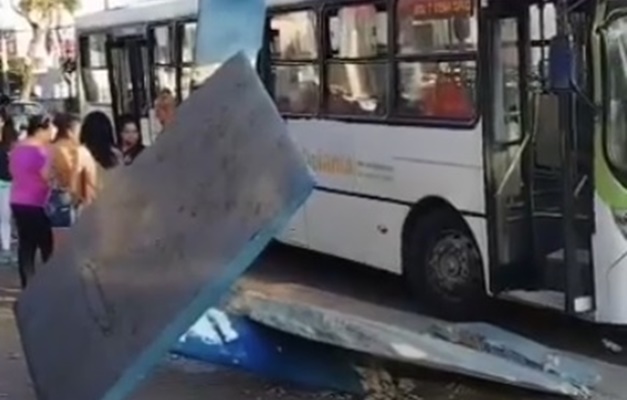 Imagem Ilustrando a Notícia: Mulher escapa por pouco de ser atingida por ponto após colisão de ônibus