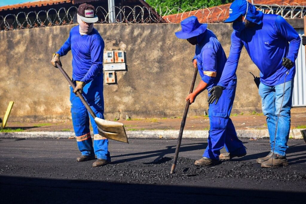 Imagem Ilustrando a Notícia: Prefeitura tapa-buracos e faz limpeza de bocas de lobo em 17 bairros