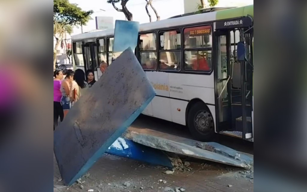 Imagem Ilustrando a Notícia: Ônibus do transporte público derruba ponto de embarque em Goiânia