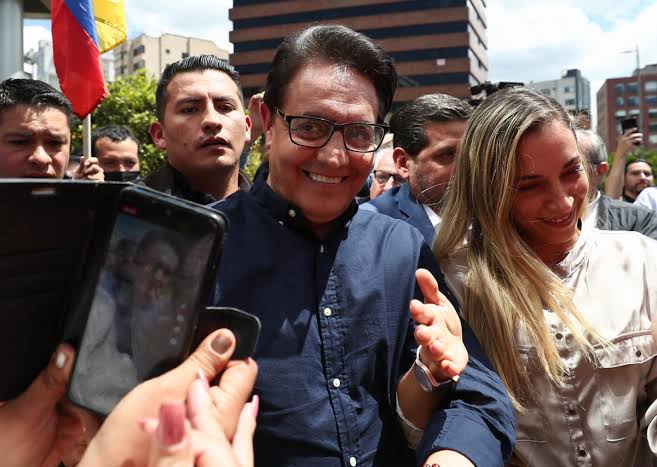 Imagem Ilustrando a Notícia: Candidato à presidência do Equador é assassinado após comício