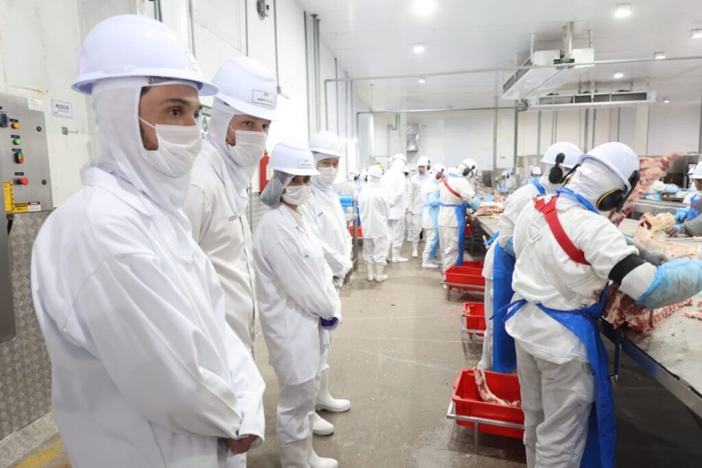 Imagem Ilustrando a Notícia: Governo de Goiás leva delegação chinesa para conhecer planta industrial de produção de carne em Inhumas