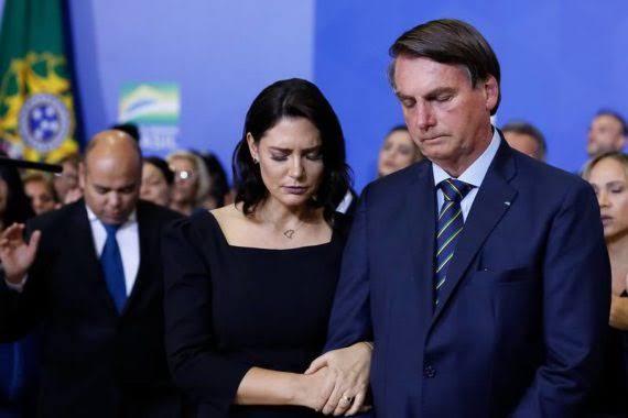 Imagem Ilustrando a Notícia: Ministro do STF determina quebra de sigilo bancário e fiscal de Bolsonaro e Michelle Bolsonaro