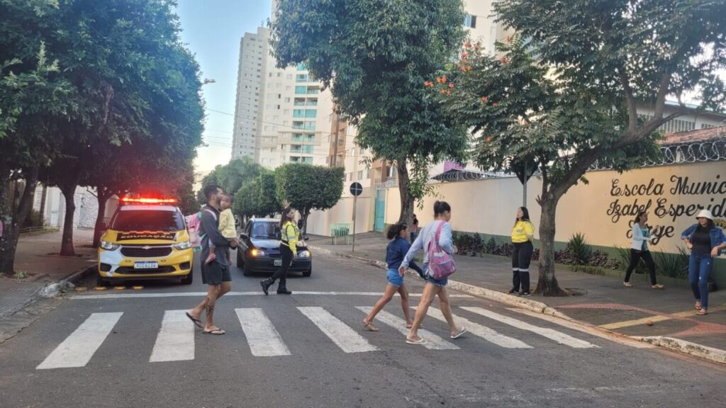 Imagem Ilustrando a Notícia: Prefeitura orienta pais e responsáveis sobre travessia segura em faixas de pedestres na porta de escolas