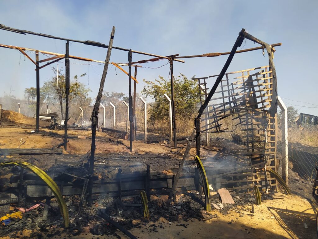 Imagem Ilustrando a Notícia: Incêndio atinge o Morro da Serrinha, em Goiânia