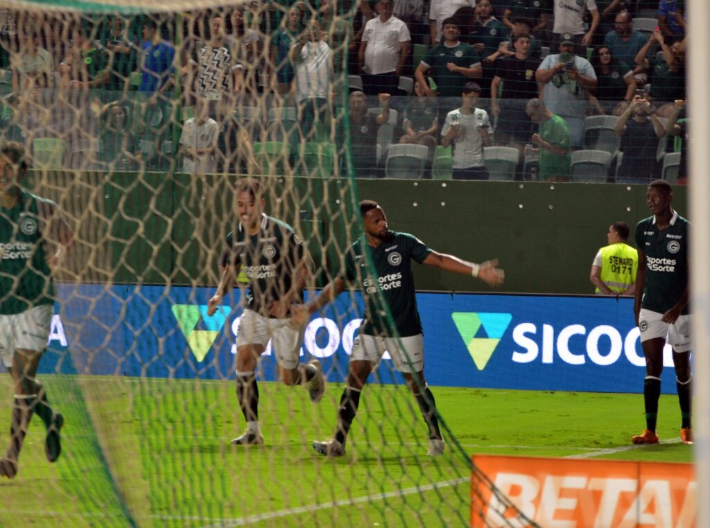 Imagem Ilustrando a Notícia: Goiás vence Fortaleza e confirma recuperação no campeonato