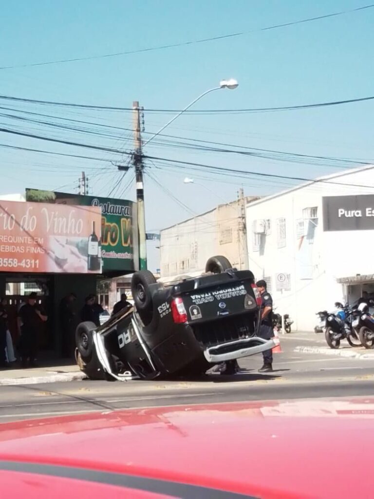 Imagem Ilustrando a Notícia: Viatura da Guarda Civil Metropolitana capota após colidir em Jeep Compass na Vila Canaã, em Goiânia