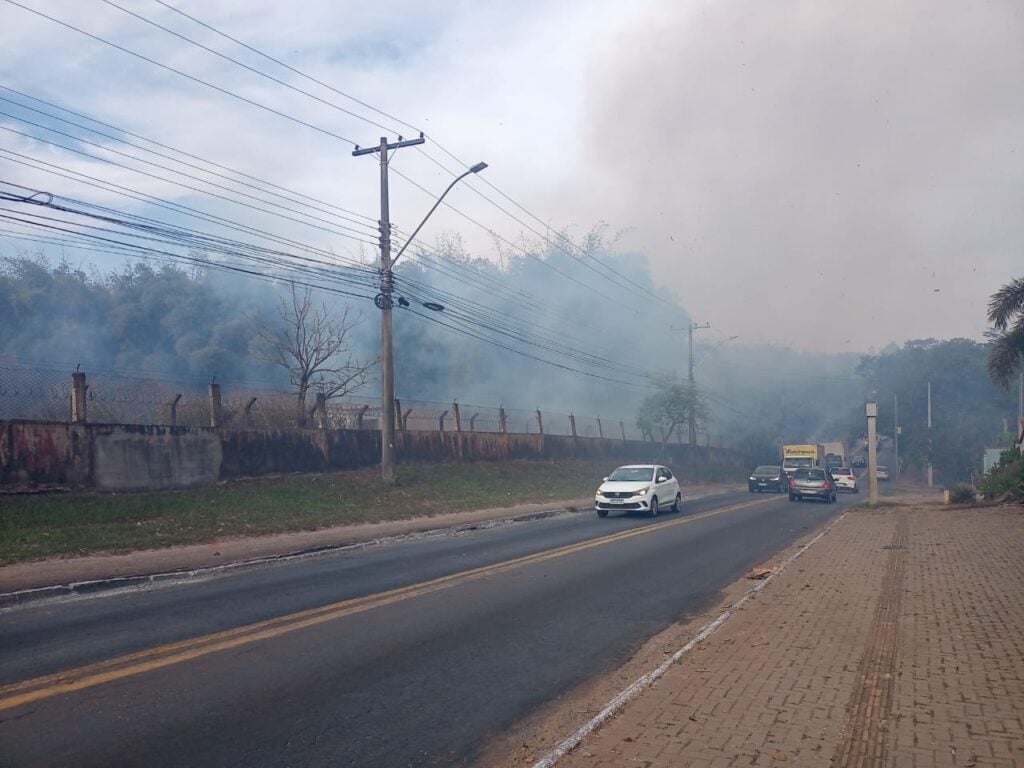 Imagem Ilustrando a Notícia: Incêndio atinge vegetação próximo ao Aeroporto de Goiânia