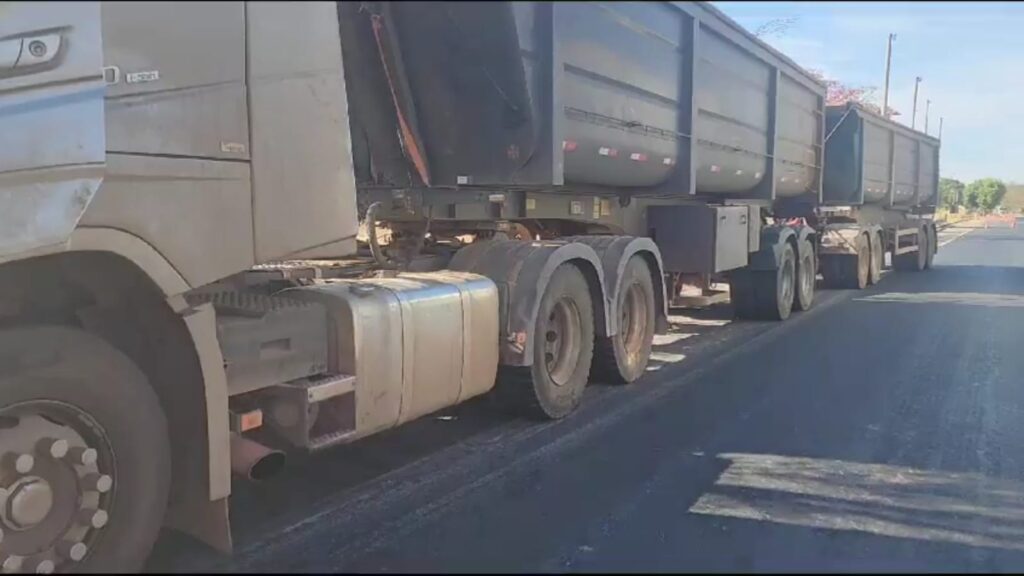 Imagem Ilustrando a Notícia: Preso caminhoneiro que “empurrava” veículos para fora da pista, em Morrinhos