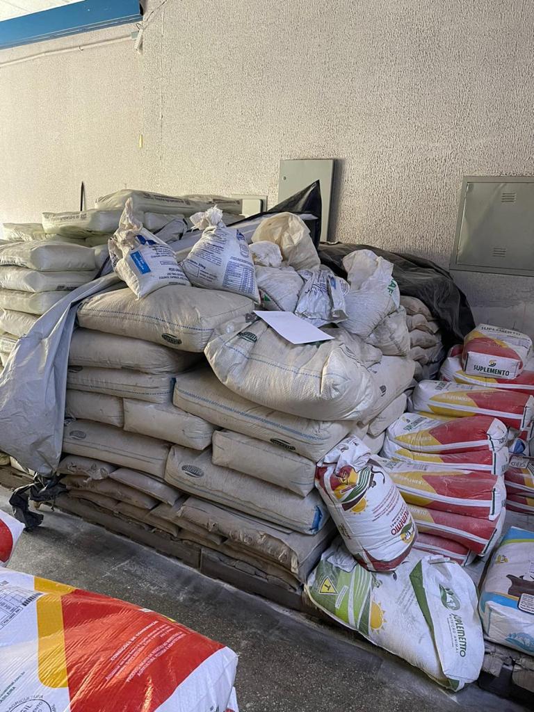 Imagem Ilustrando a Notícia: 12 toneladas de produtos agrícolas e agropecuários vencidos são apreendidos em loja de Goiânia