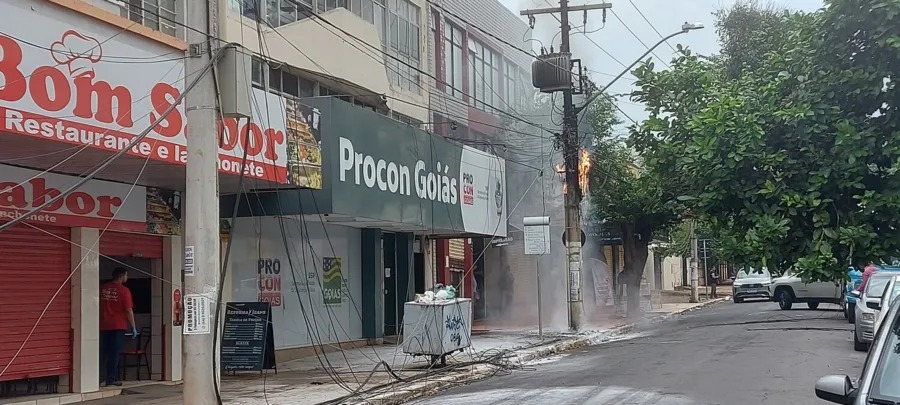 Imagem Ilustrando a Notícia: Rede de telecomunicações em frente ao Procon Goiás, em Goiânia, pega fogo após curto