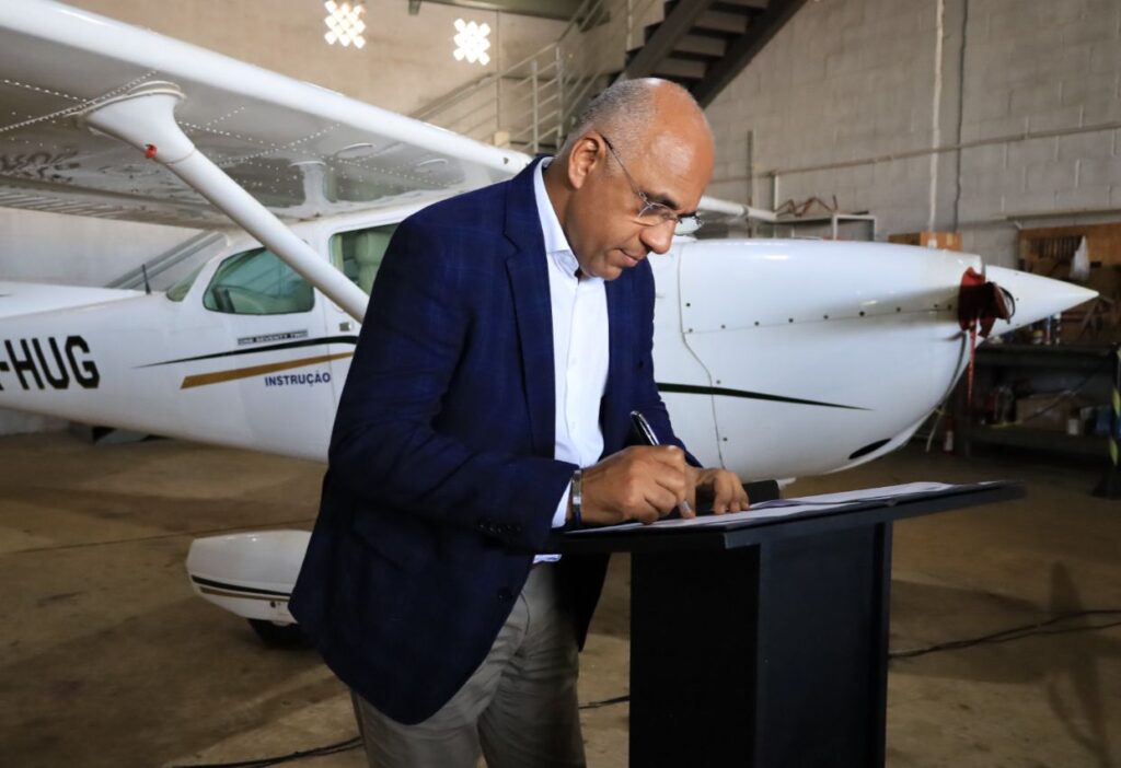 Imagem Ilustrando a Notícia: Rogério Cruz regulamenta o Polo Aeronáutico de Goiânia