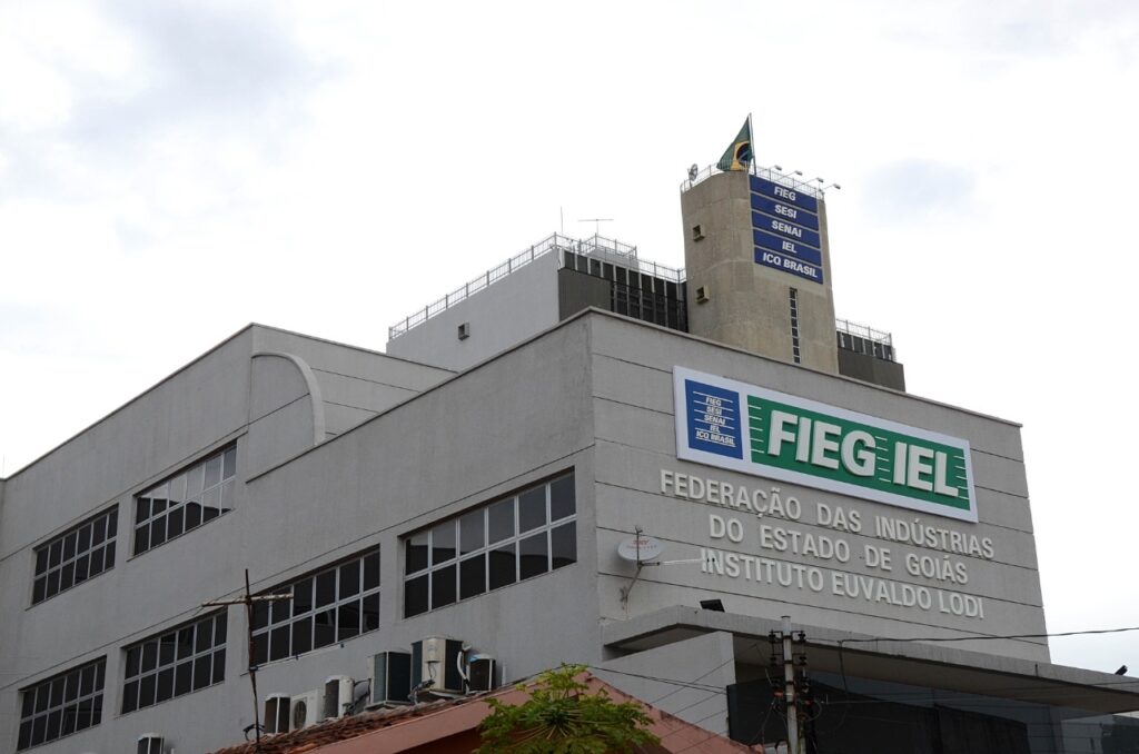 Imagem Ilustrando a Notícia: IEL divulga 931 vagas de estágio para Goiás com bolsa de até R$ 2,1mil