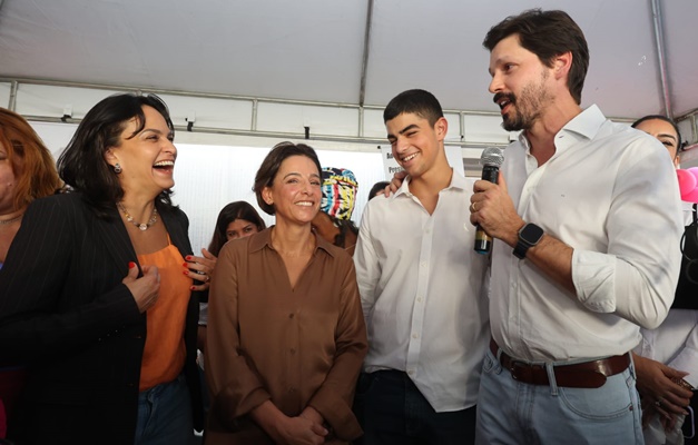 Imagem Ilustrando a Notícia: Em evento do MDB, Ana Paula evita anunciar pré-candidatura