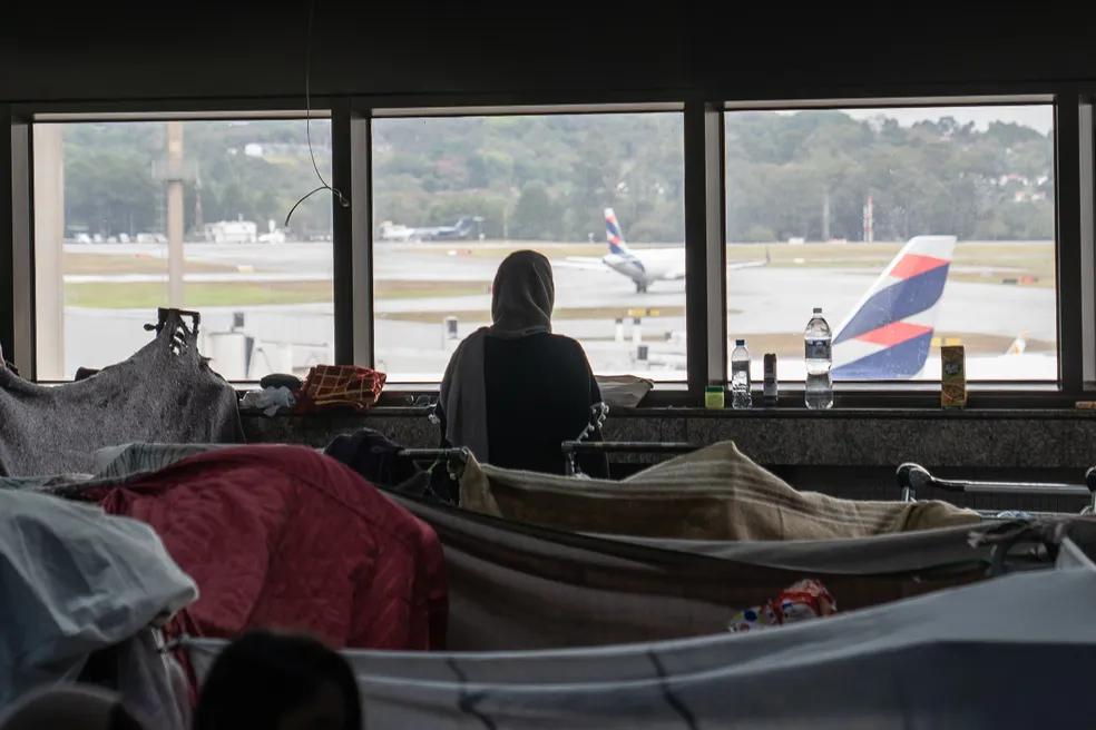 Imagem Ilustrando a Notícia: Mais de 100 refugiados afegãos estão acampados no aeroporto de Guarulhos