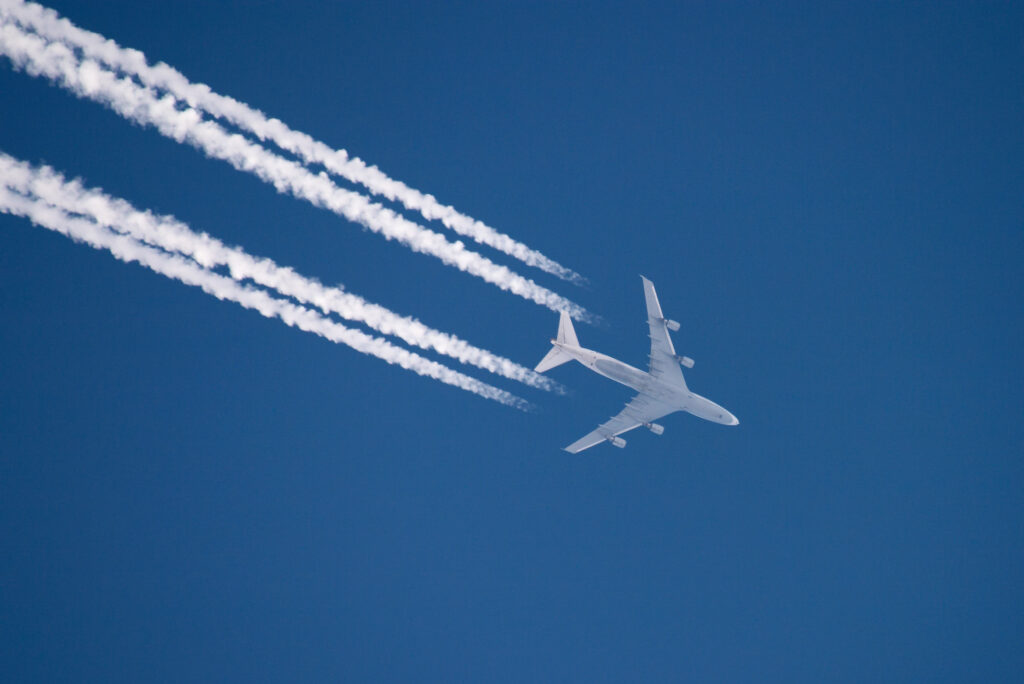 Imagem Ilustrando a Notícia: Google ajuda empresa aérea a refazer rotas para reduzir impactos ambientais