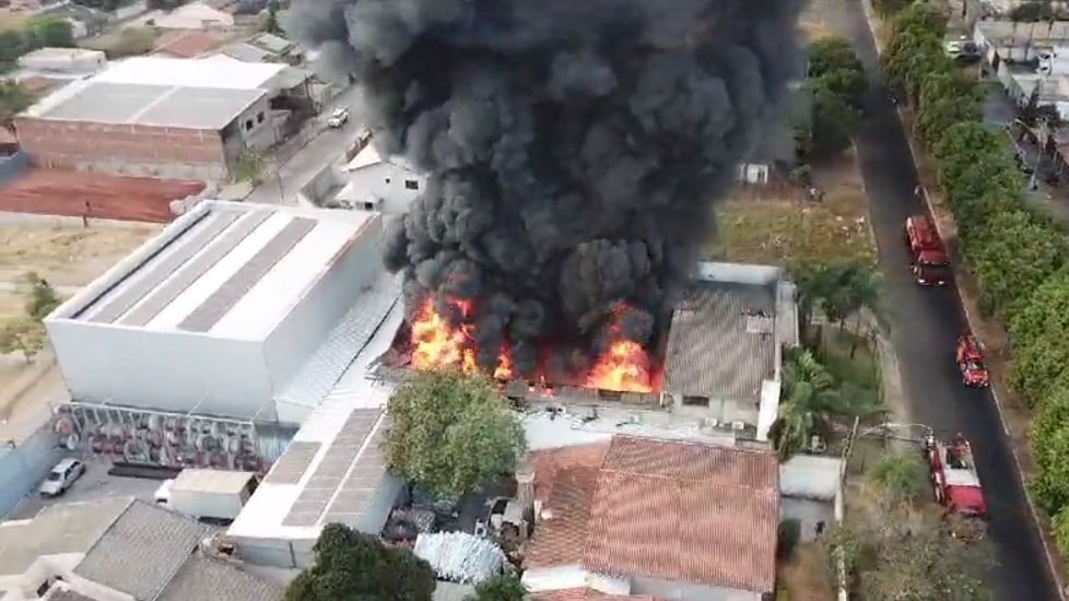 Imagem Ilustrando a Notícia: Vídeo: Incêndio destrói galpão no setor Jardim Atlântico, em Goiânia