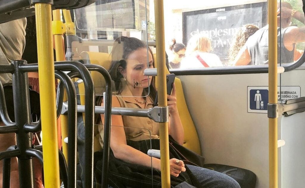 Imagem Ilustrando a Notícia: Após desistir de R$ 18 milhões, Larissa Manoela publica foto andando de ônibus