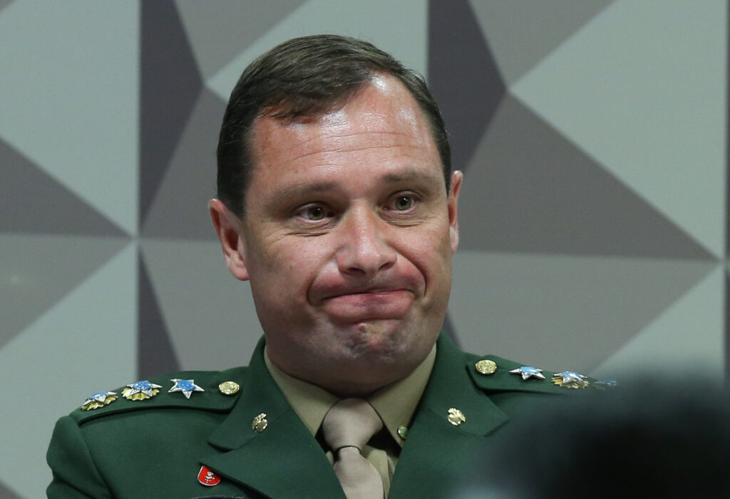 Imagem Ilustrando a Notícia: Exército diz que Mauro Cid extrapolou papel de ajudante de ordens