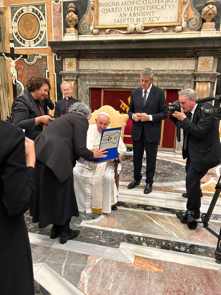 Imagem Ilustrando a Notícia: Reitora da UFG  se encontra com papa Francisco no Vaticano